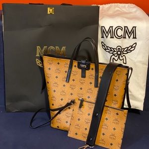 MCM tote/crossbody bag. Impecable condition with all accessories